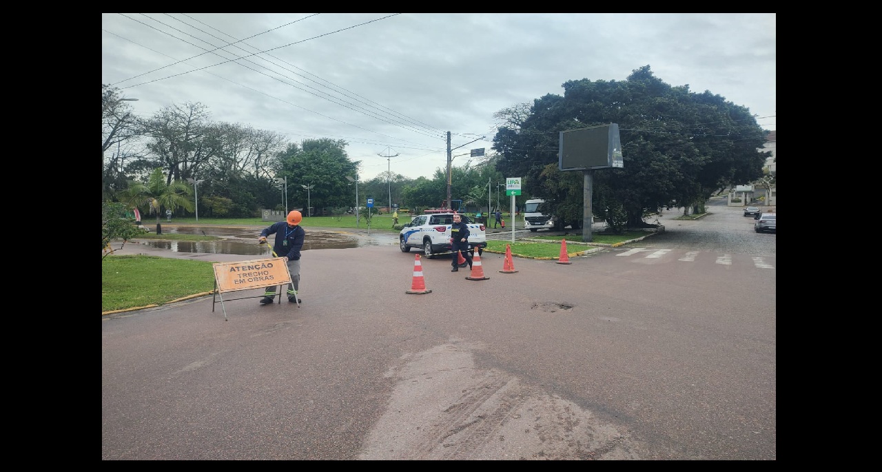 Rompimento de uma rede de abastecimento de água.