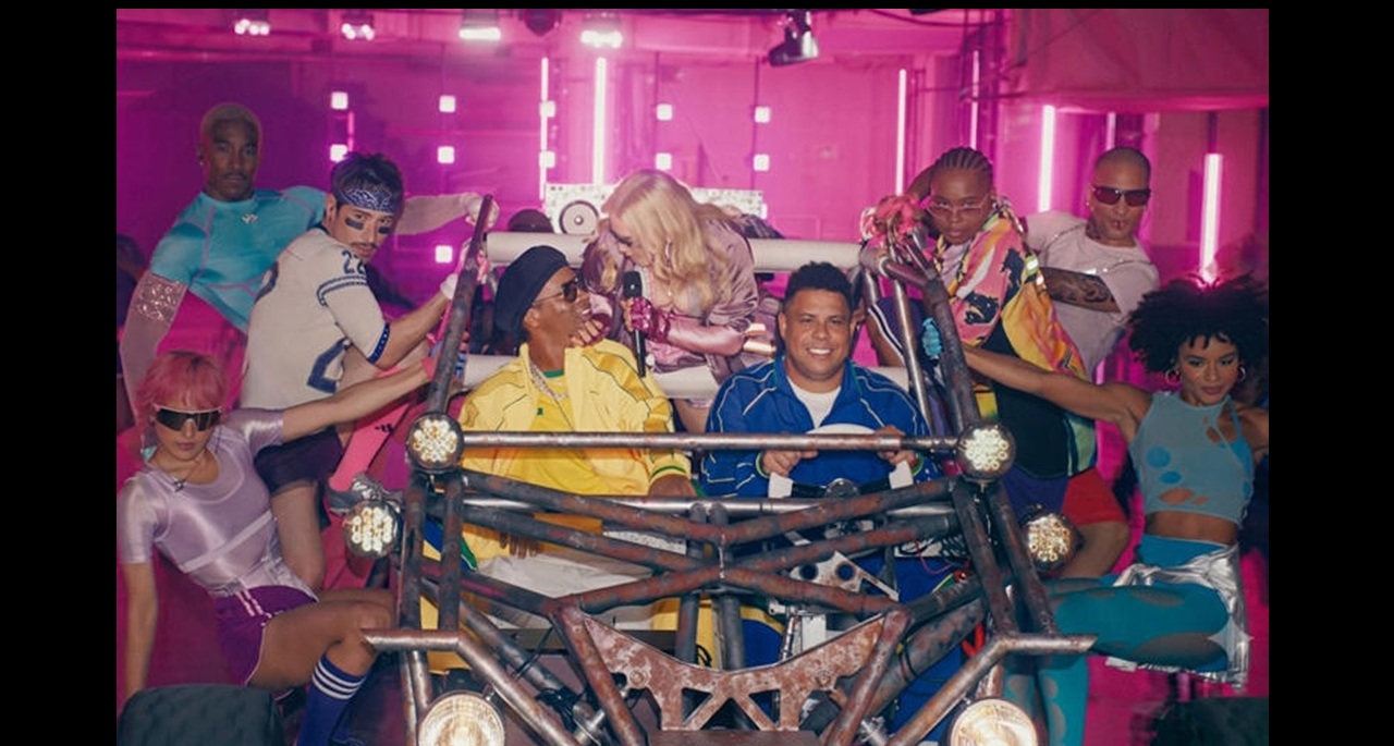 Madonna chegou ao gramado acompanhada por Ronaldo Fenômeno e Ronaldinho Gaúcho
