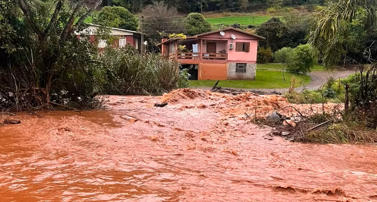 Em Sananduva, uma família ficou ilhada
