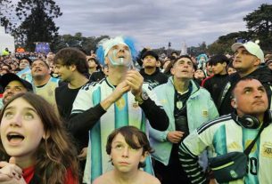 Torcedores argentinos acompanharam de praças públicas a seminfinal contra a Inglaterra. © Márcio Resende/RFI