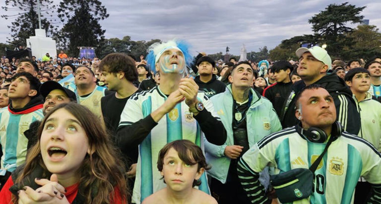 Torcedores argentinos acompanharam de praças públicas a seminfinal contra a Inglaterra. © Márcio Resende/RFI