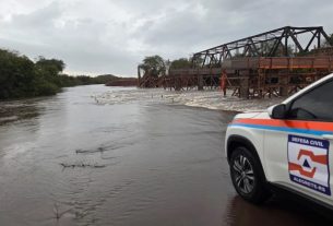 Em Alegrete, a ponte do Rio Capivari, na ERS-507, foi bloqueada totalmente devido à elevação da água