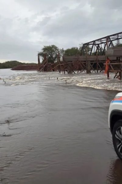 Em Alegrete, a ponte do Rio Capivari, na ERS-507, foi bloqueada totalmente devido à elevação da água