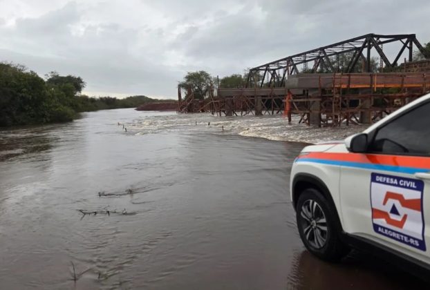 Em Alegrete, a ponte do Rio Capivari, na ERS-507, foi bloqueada totalmente devido à elevação da água
