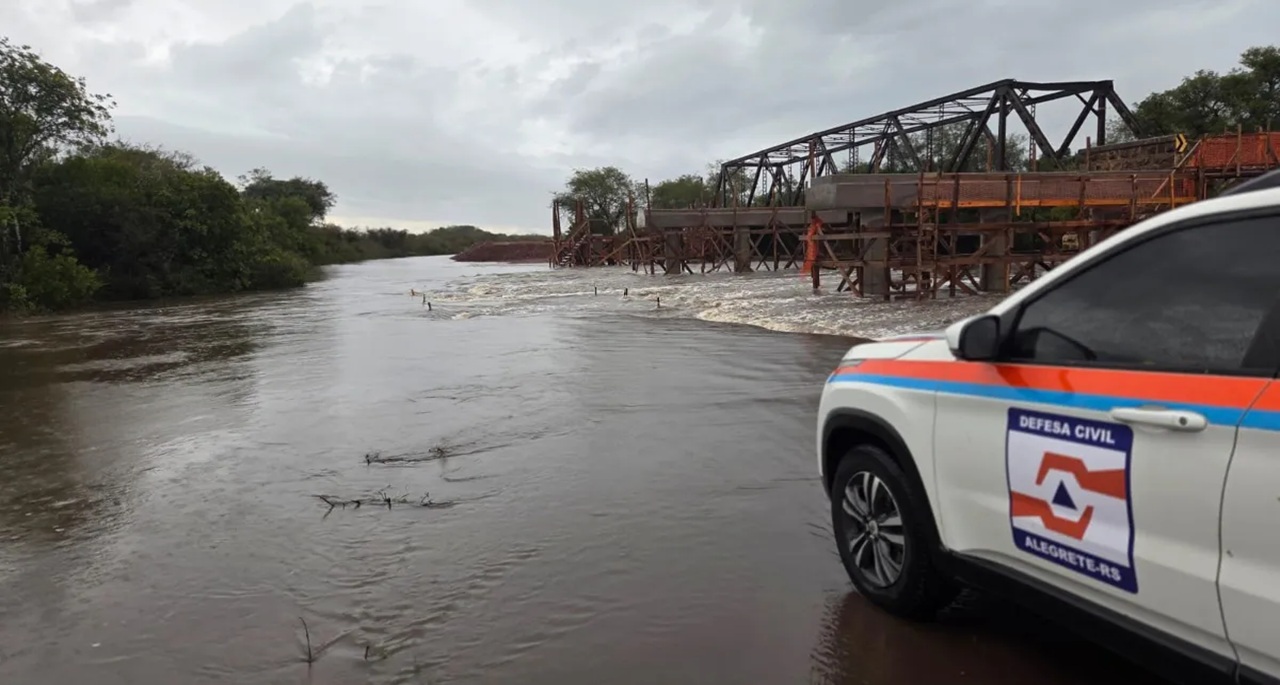 Em Alegrete, a ponte do Rio Capivari, na ERS-507, foi bloqueada totalmente devido à elevação da água