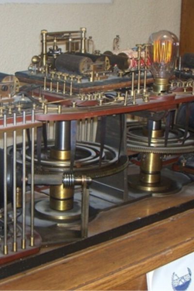 Em 1903, o inventor, matemático e engenheiro Leonardo Torres Quevedo (1852-1936) concebeu, construiu e patenteou o primeiro controle remoto da história.