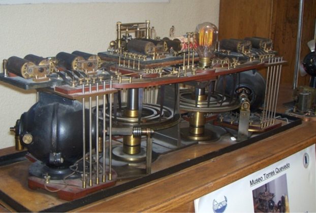 Em 1903, o inventor, matemático e engenheiro Leonardo Torres Quevedo (1852-1936) concebeu, construiu e patenteou o primeiro controle remoto da história.