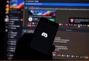 discord app on smartphones screen Foto: Adobe S