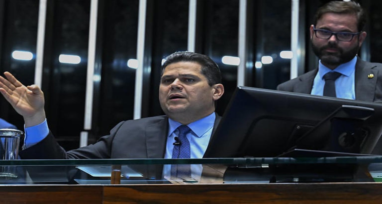 Alcolumbre ignora pressão popular