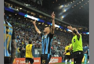 Carlos Vinícius marcou dois gols no primeiro tempo