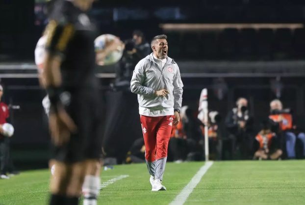 técnico Paulo Pezzolano