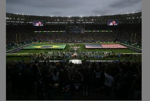 Partida de futebol americano no Maracanã