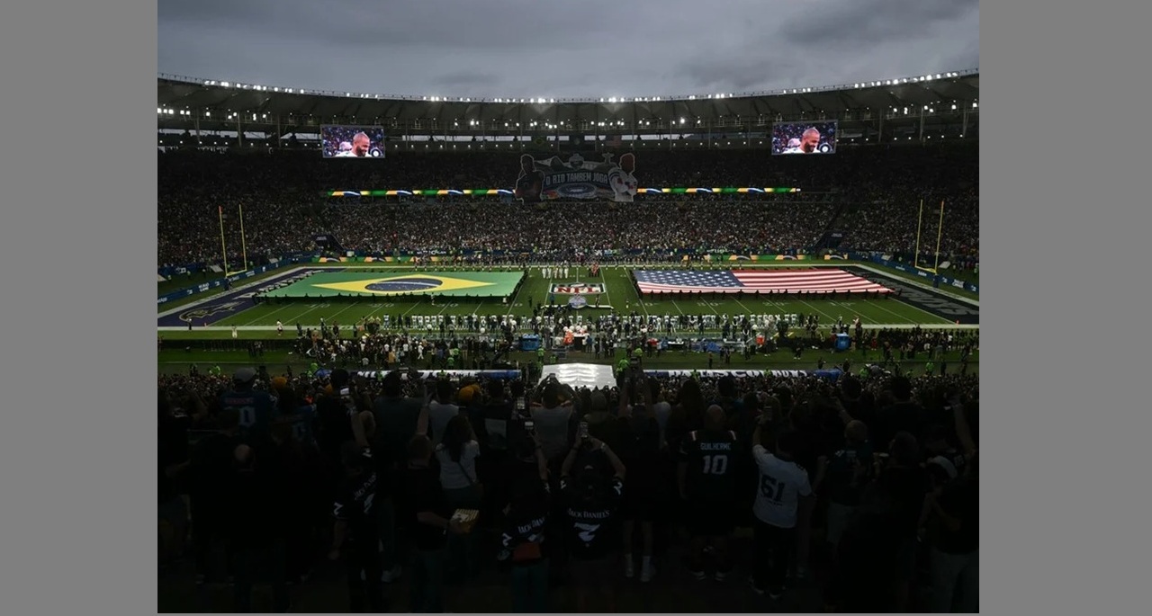 Partida de futebol americano no Maracanã