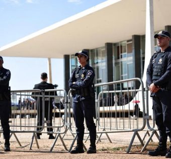 Policiais do lado de fora do prédio do STF, em Brasília 15 de setembro de 2026