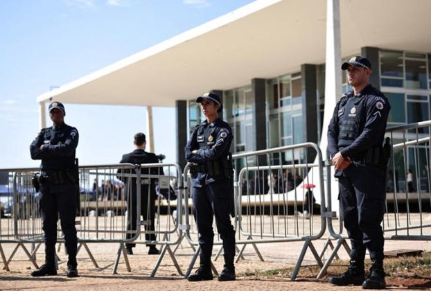 Policiais do lado de fora do prédio do STF, em Brasília 15 de setembro de 2026