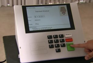 Votação para deputado estadual simulada em urna eletrônica