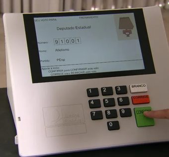 Votação para deputado estadual simulada em urna eletrônica