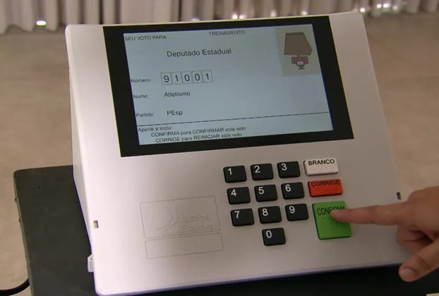 Votação para deputado estadual simulada em urna eletrônica