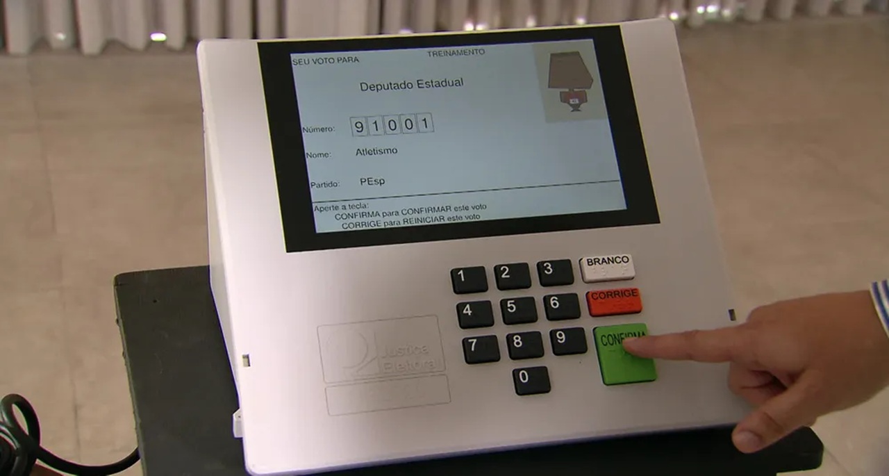 Votação para deputado estadual simulada em urna eletrônica
